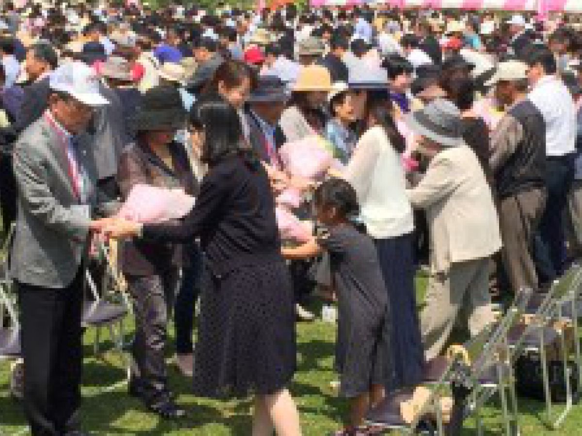 花束を受け渡したペア数でギネス世界記録達成 広島県福山市 地域ブランドnews